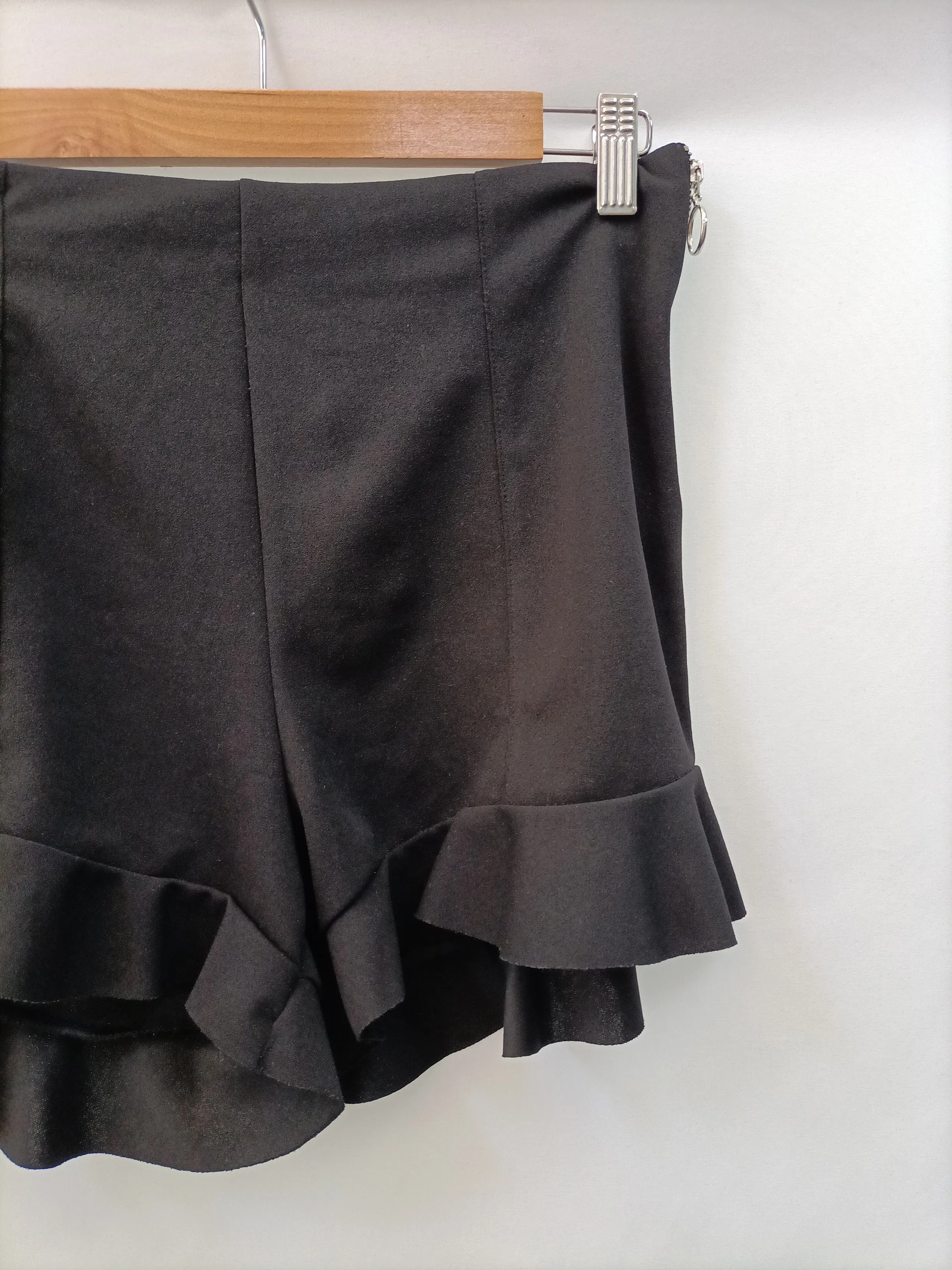 BERSHKA. Shorts negro volante T.40