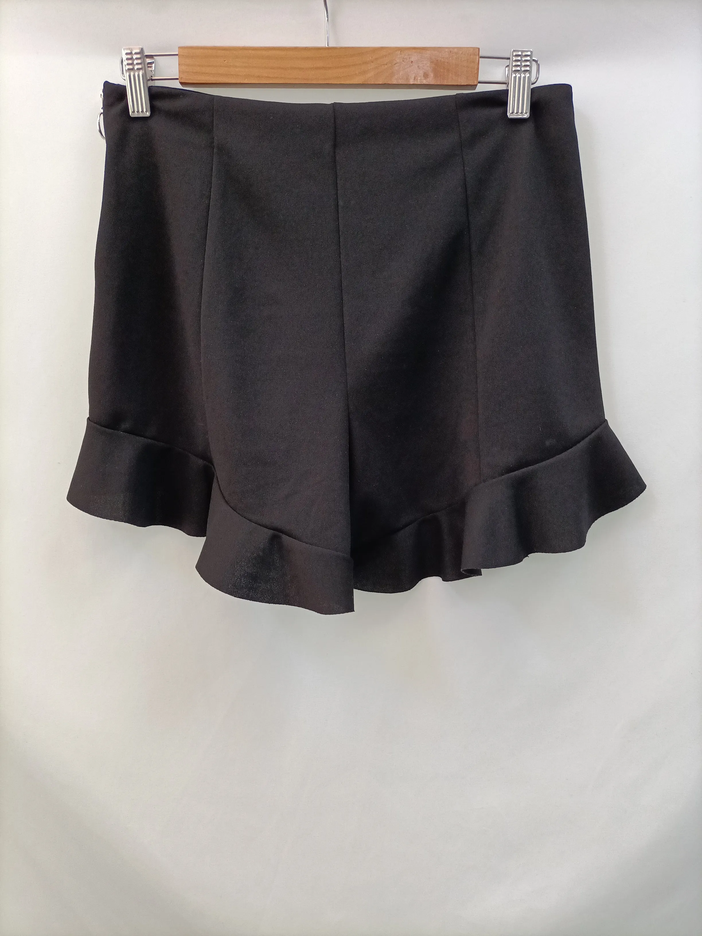 BERSHKA. Shorts negro volante T.40